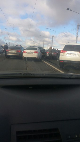 На мосту Александра Невского лютая жесть, Х5 собрал страйк из автомобилей, возможно есть пострадавие
