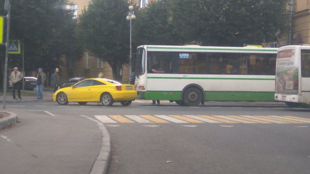 В Пушкине на перекрестке Ленинградской и Привокзальной площади Автобус помял Toyota Celica