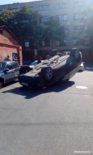BMW X5 красиво "зашла" в поворот с улицы Швецова в Майков переулок и оказалась на крыше. Повредив пр...