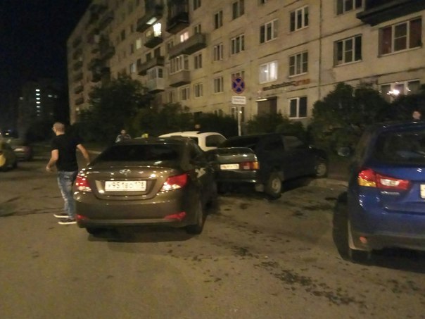 ДТП в кармане на Светлановском проспекте возле дома 109 к1. По словам очевидцев летел на красный и у...