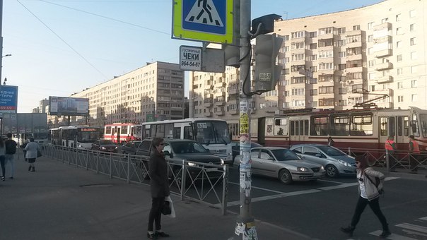 Стоят трамваи в сторону Руставели у метро Гражданский проспект. По словам кондуктора, нашли посторон...