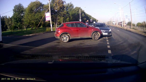 Опять перекрывают движение на Петергофском шоссе. Пробка в сторону города. Поворот не доезжая ЛЭМЗ м...