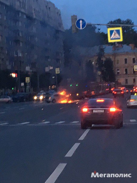 Пеоед БЦ Петровский Форт на трамвайных путях горит машина. Пожарные цже приехали.