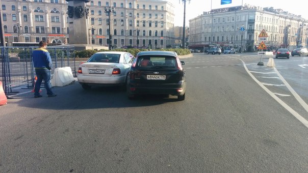 Audi вылез вперёд на выезде с Лиговского от московского вокзала на площадь восстания