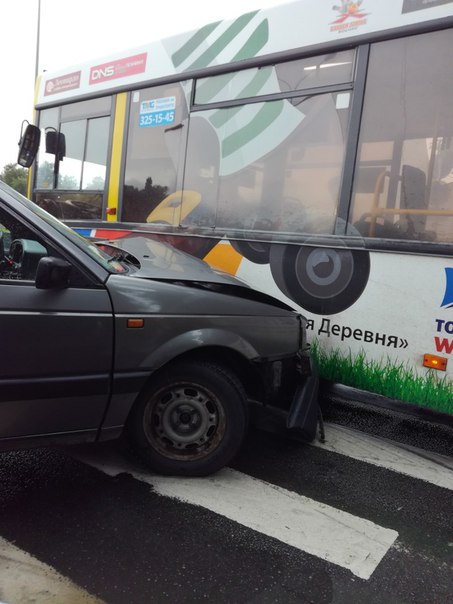 При повороте с Приморского проспекта на Липовую аллею Passat протаранил пассажирский автобус.