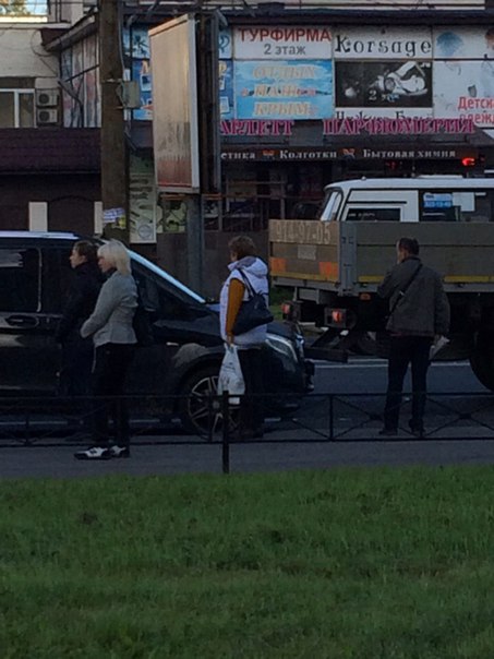Небольшая авария на перекрёстке Лёни Голикова ,, в сторону метро.
