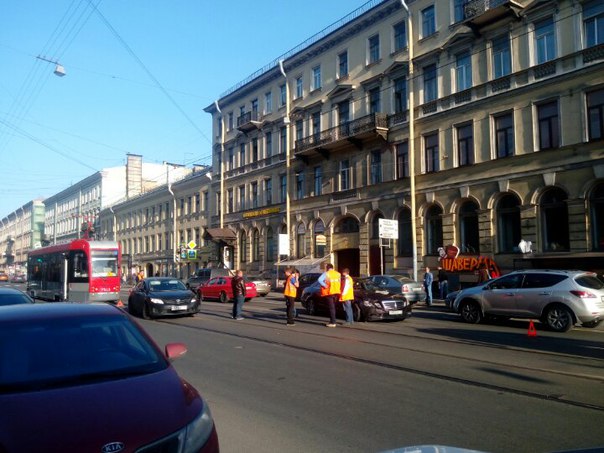 Авария на Садовой 48, mercedes и тайота. Mercedes на встречке . Трамваи встали. Пробка начинается.