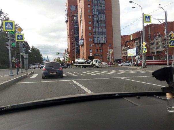 ДТП на перекрестке пр. Юрия Гагарина и ул. Ленсовета, столкнулись Volvo и Renault Дастер,
