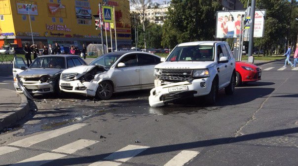 Сегодня 05.09.2017 около 13:10 была авария на перекрестке пр. Большевиков и ул. Крыленко. Лэнд Ровер...