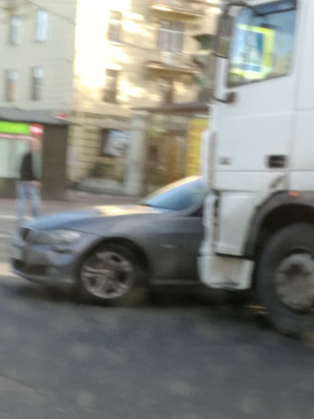 На перекрёстке Седова и Елизарова БМВ не проскочил перед грузовиком