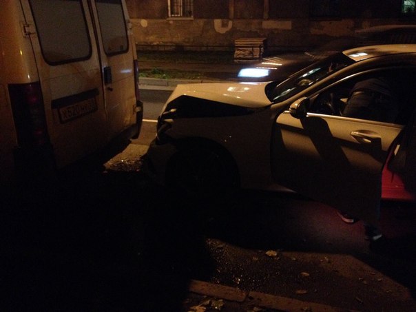 Mercedes впечатался в микроавтобус на улице Александов Матросова в сторону Харченко, все живы служб ...