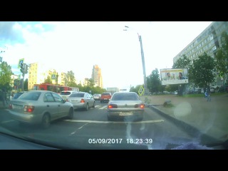 На Бухарестской в сторону проспекта Славы на Hyundai упал светофор