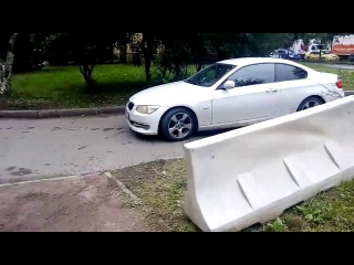 Вот что творили водители во дворах на проспекте Шаумяна-Таллинской.Заснял двоих,но их было сотни.В б...