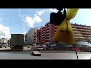 Сальто авто из паркинга на Бадаева. На месте работает ФСБ