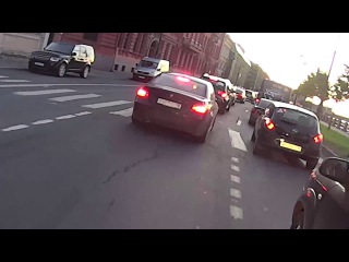 На набережной Макарова блондинка на BMW ударила Hyundai TUCSON и попыталась скрыться с места ДТП, но...