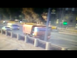 Видео о том, как сбили мотоциклиста на Октябрьской набережной 05 сентября