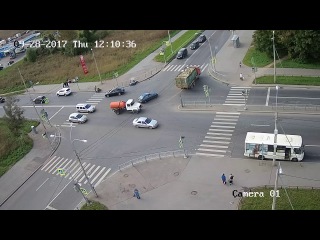 В Красном Селе, водитель легковушки ,выполняя левый поворот с Гатчинского шоссе на Красногородскую у...