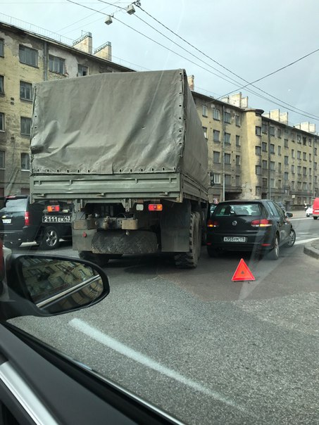 Военный грузовик зажал Гольф при повороте на Полюстровский проспект с площади Калинина.