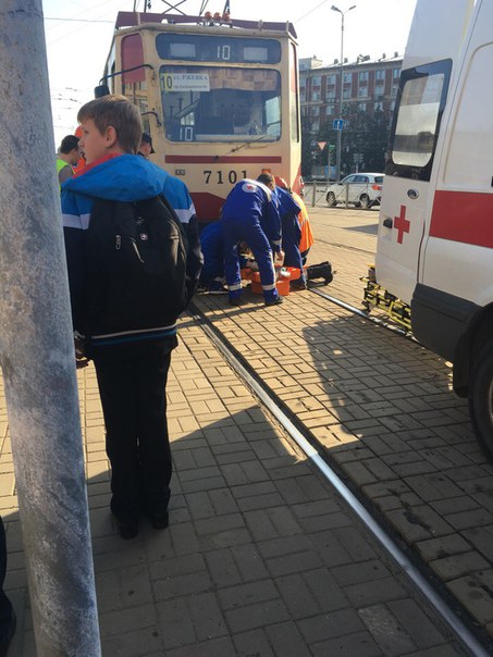 Бомж кинулся под трамвай у Метро Новочеркасская в сторону Среднеохтинского трамваи не едут, скорая ...