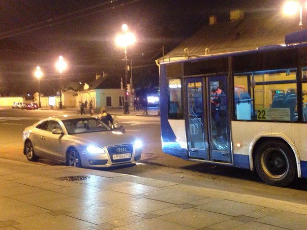 На Невском у площади Ал. Невского 22-троллейбус проскреб Audi, водитель которой пытался проскочить п...