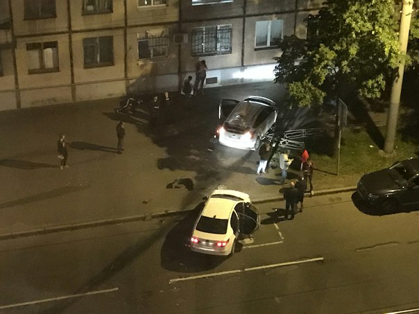 На Торжковской около рынка столкнулись два автомобиля. Из одной машины вышел мужчина, сел, лёг. Врод...