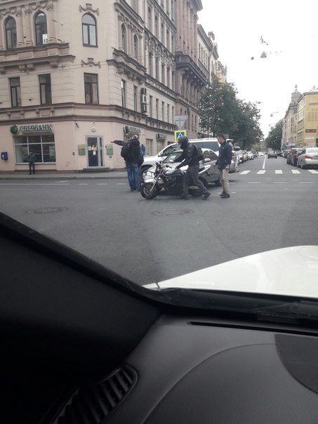 ДТП с мотоциклом на перекрёстке Большого Проспекта П.С. и Пионерской.