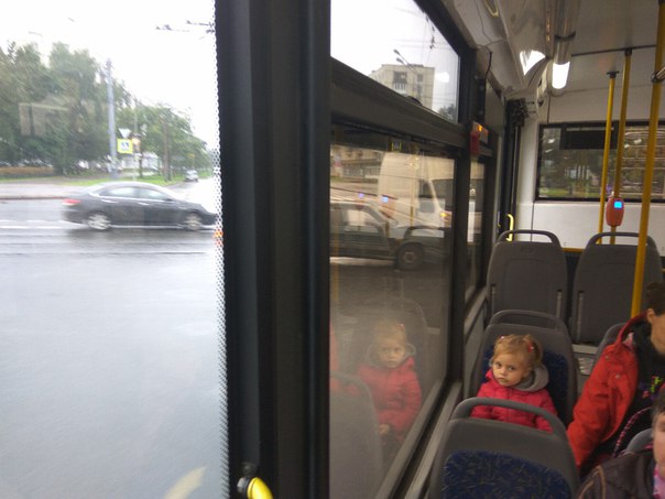 ВАЗ и Микроавтобус столкнулись на перекрестке Апрельской и Металлистов.