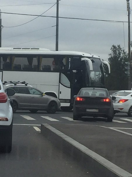 На пересечении Обводного и Черняховского Toyota притерлась к автобусу
