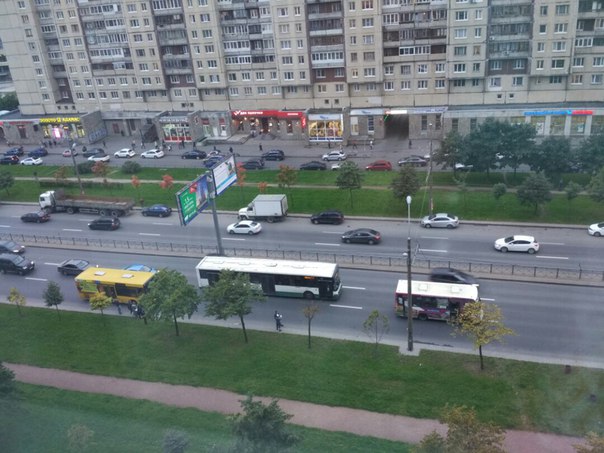 Проспект Большевиков стукнулись две маршрутки, пострадавших нет