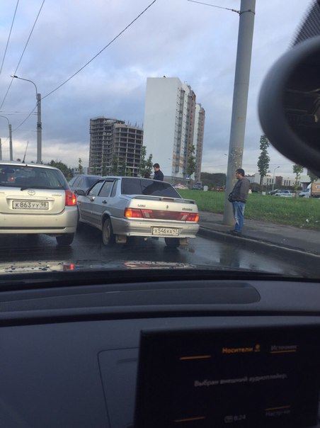 ДТП на дальневосточном в правом ряду, ДПС нет, при плотном движении создали дополнительное препятств...