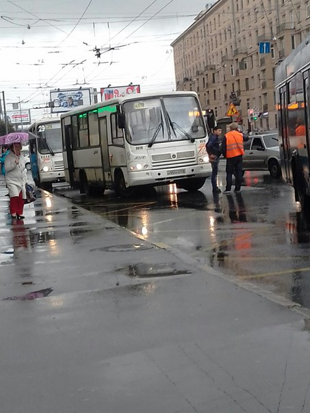 Троллейбус 27 на Ивановской улице разбил стекло маршрутке 170