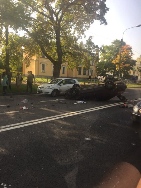 В новом петергофе, на Санкт-петербургском шоссе авария, 3 машины, погибших нет, Служб нет, актуально...
