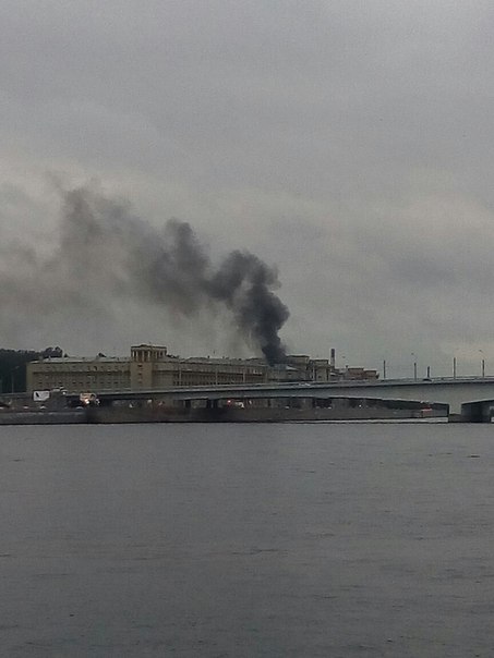 Что-то горит за мостом Александра Невского, в районе Ладожской