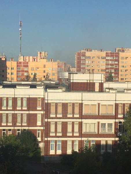 Эвакуация 567 школы в Петергофе из-за задымления. Приехала пожарная машина.