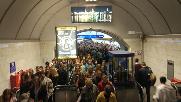 Станция метро "Озерки" закрыта на вход и выход по техническим причинам.