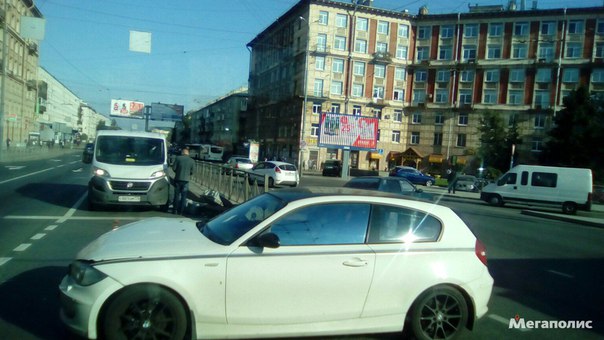Новочеркасский Заневский снесли светофор БМВ въехала в Ваз только что , собирается пробка