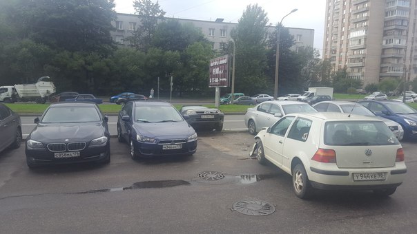 Плохо припаркованный Volkswagen протаранил Renault Симбол на парковке у дома 10 на пр. Народного ополч...