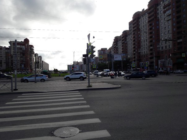 Авария на перекрестке Ленинского и Десантников. Проезд затруднен. Пробки пока нет. Служб еще тоже.