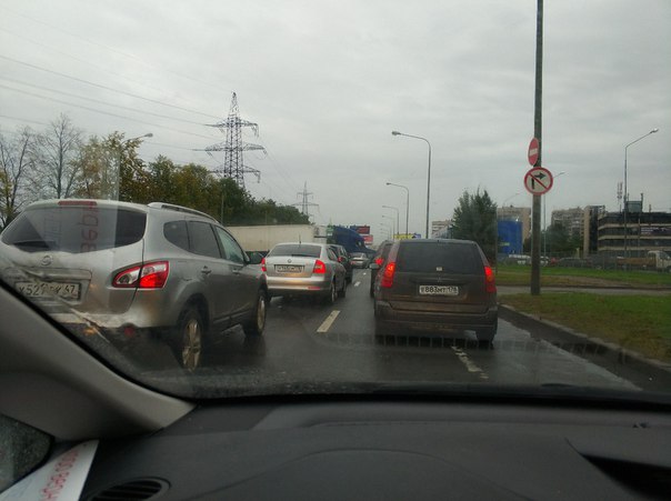 На Блюхера фура разворачивалась и Лада въехала в нее. По одной полосе в обе стороны... Будет пробка...