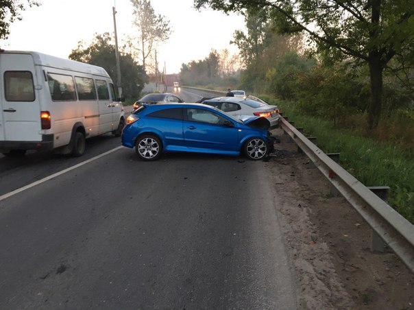 Загородная ул., Колпино, напротив КСМ. Время 6:30, предположительно опель выскочил на встречку, два ...