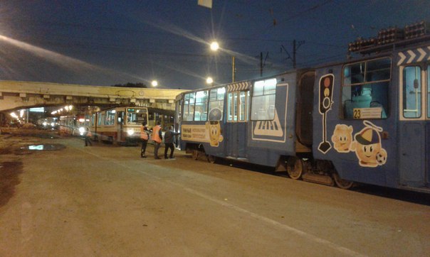 Встали трамваи. От Новочеркасской до Зольной. Что то заискрило в синем трамвае. Время 19:10
