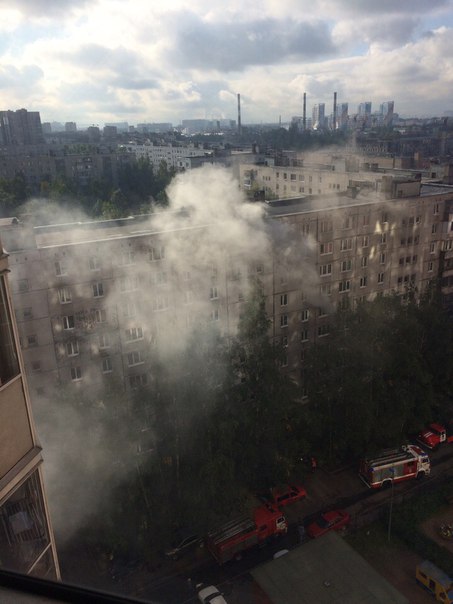На Антонова-Овсеенко 5/2 пожар в 9 этажном доме. Службы на месте.