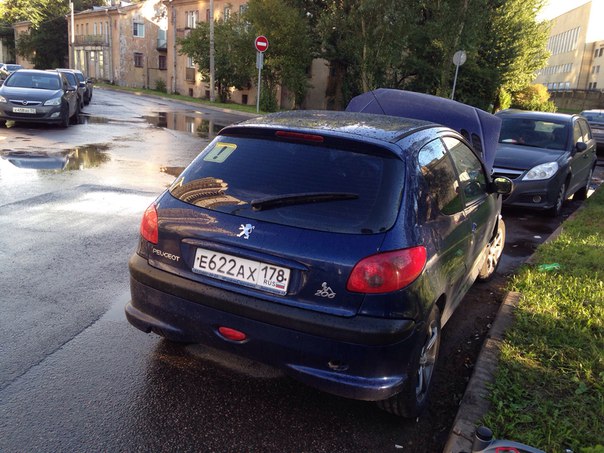 20 сентября во второй половине дня был увезен битый автомобиль (капот накрыт целлофаном) синяя Peugeot ...