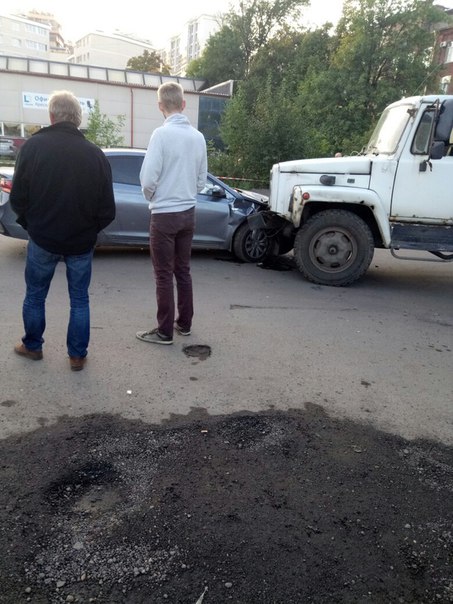 На территории Бадаевских складов. Водитель соляры в САО.