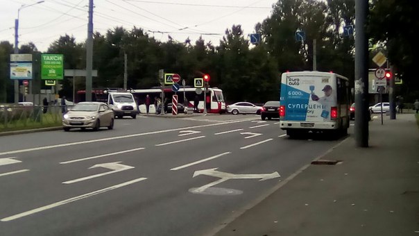 Авария около метро Волковская водитель Ford Mondeo 3 очень резко тормозил и водитель трамвая поцелов...