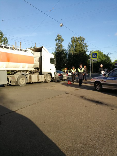 На перекрёстке Седова и Елизарова БМВ не проскочил перед грузовиком