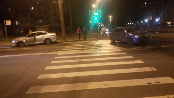 Kia Optima и Chevrolet Lacetti столкнулись на перекрёстке проспекта Ветеранов и Авангардной улицы