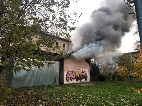 Пожар в подсобном помещении во дворе дома 60 на Кондратьевском проспекте На время съемки пожарных сл...