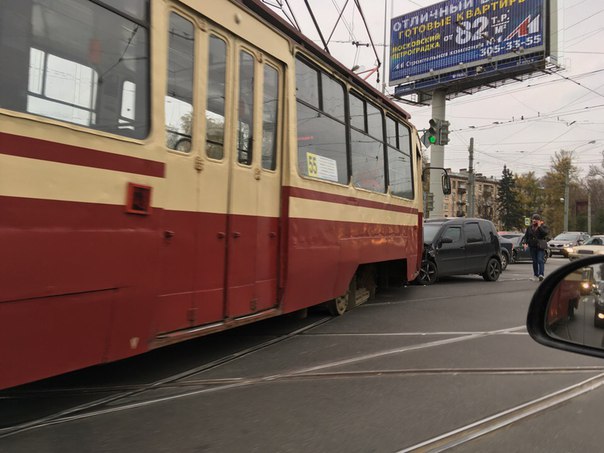 На Светлановской площади Легковой автомобиль врезался в трамвай 55, едущий со стороны Б. Сампониевск...
