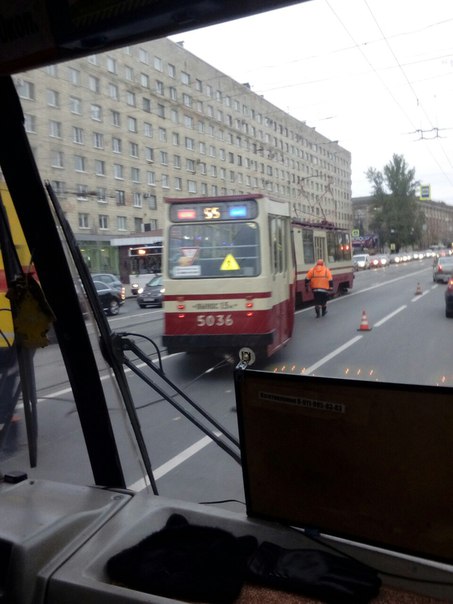 Трамвай сошёл с путей на Площади Мужества